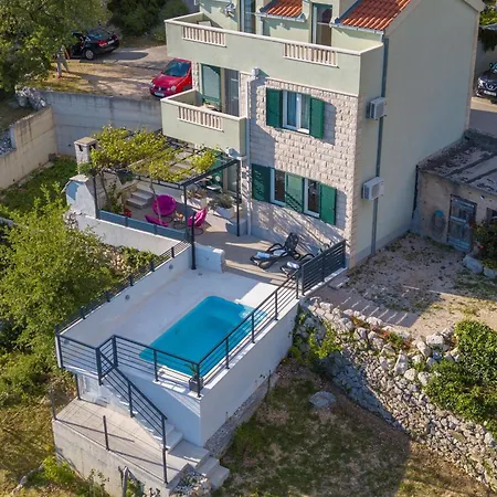 In Veliko Brdo Mit Privatem Pool Makarská